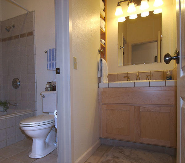 Seacliff Aptos cottage rental - bathroom